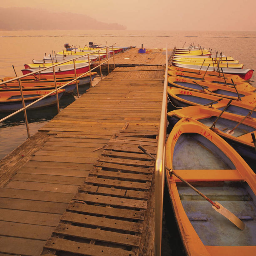 无人,码头,方图,俯视,室外,白天,旅游,度假,湖,湖泊,美景,日落,水,港口,船,日月潭,台湾,中国,亚洲,一排,许多,停靠,朦胧,模糊,整齐,船桨,木板,湖面,景观,水流,水面,晚霞,霞光,落日,桥,木船,木桥,娱乐,栈桥,排列,自然,黄昏,交通工具,湖水,享受,休闲,景色,彩霞,放松,人行桥,木板桥,舟,队列,停泊,自然风光,载具,东亚,游艇码头,南投县,鱼池乡,港澳台,中华人民共和国,台湾省,夕照,南投,日月潭国家风景区,夕阳,彩图,高角度拍摄,摆渡口,埠头,渡口,渡头,港湾,海港,口岸,斜阳,台