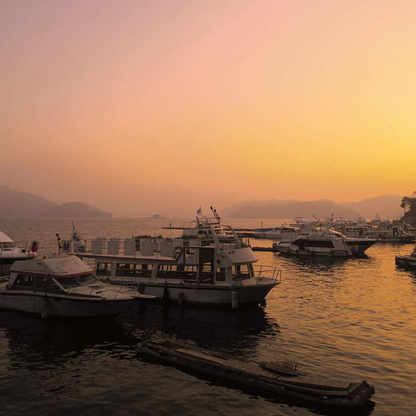 无人,码头,方图,室外,白天,正面,旅游,度假,湖,湖泊,美景,日落,山,山脉,水,港口,轮船,船,日月潭,台湾,中国,亚洲,停靠,波纹,朦胧,模糊,湖面,景观,山峰,水流,水面,晚霞,霞光,落日,涟漪,山峦,娱乐,倒影,水纹,自然,黄昏,交通工具,波浪,湖水,群山,享受,休闲,景色,彩霞,放松,倒映,停泊,自然风光,载具,东亚,游艇码头,南投县,鱼池乡,港澳台,中华人民共和国,水晕,台湾省,夕照,反照,南投,日月潭国家风景区,夕阳,彩图,摆渡口,埠头,渡口,渡头,港湾,海港,口岸,斜阳,台