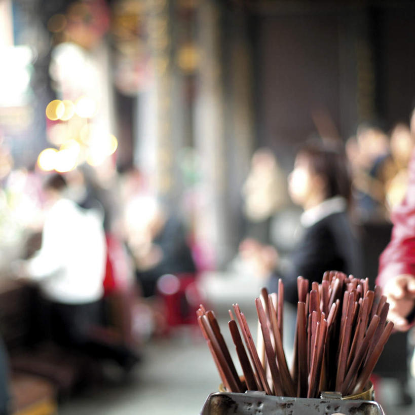 东方人,寺庙,坐,方图,室外,白天,侧面,旅游,度假,标志建筑,地标,建筑,椅子,台湾,中国,亚洲,行人,服装,节日,朦胧,模糊,木制,棍子,许多人,燃烧,注视,休闲装,黄种人,文化,娱乐,建设,路人,衣服,木制品,香火,庙宇,观察,看,祈祷,一群人,享受,休闲,健康,休闲服,旅游胜地,放松,许愿,宗教,服饰,信仰,观看,纪念,祈求,察看,关注,东亚,港澳台,中华人民共和国,抽签,台湾省,过客,平安,男人,男性,女人,女性,中年男性,中年女性,亚洲人,坐着,半身,彩图,庙,寺,台