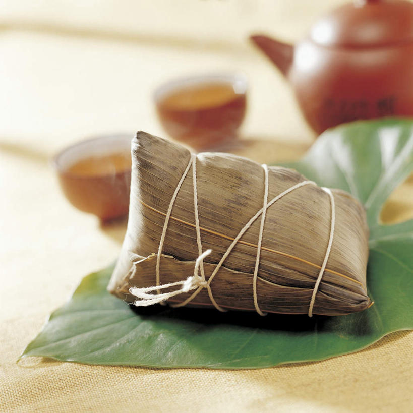 无人,方图,俯视,室内,特写,白天,幸福,茶,杯子,叶子,端午节,阴影,节日,朦胧,模糊,庆祝,反射,壶,影子,陶瓷,粽叶,茶叶,绿叶,陶瓷制品,粽子,文化,娱乐,水壶,两个,一个,茶壶,容器,绳子,水杯,庆典,享受,休闲,温馨,嫩叶,放松,乐趣,单个,纪念,捆绑,绳索,提神,舒适,醒脑,箬叶,芦苇叶,角黍,筒粽,绑缚,叶,叶片,茶杯,彩图,高角度拍摄