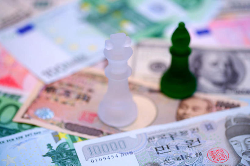 无人,横图,俯视,室内,特写,白天,钱,美元,静物,一堆,许多,阴影,堆叠,堆积,朦胧,模糊,反射,标志,钱币,文字,影子,字符,字母,美金,标识,两个,绿色,白色,棋子,钞票,金融,纸币,韩币,经济,日元,堆,国王,美圆,流通,皇后,纸钞,贸易,日语,韩语,货币,现金,彩图,高角度拍摄,后,日本银行券,日圆,朝鲜语,韩国语,王,圜