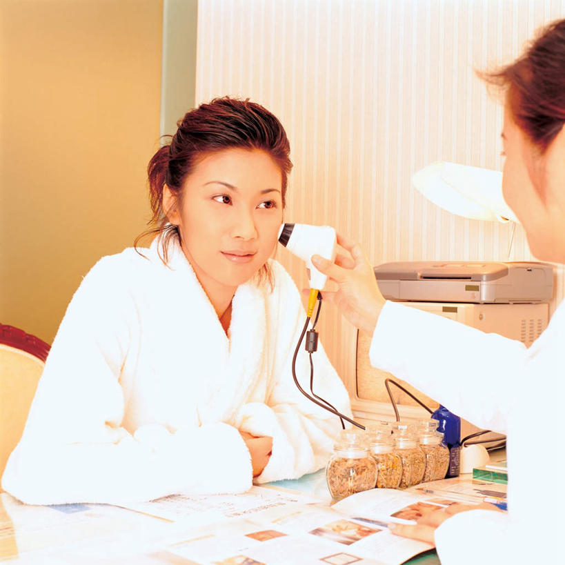 东方人,两个人,美容师,办公室,美容院,坐,方图,室内,白天,正面,浴袍,阅读,机器,仪器,家具,桌子,杂志,亚洲,握,学习,阴影,反射,影子,办公桌,墙,注视,黄种人,顾客,墙壁,墙面,白色,观察,看,机械,读书,浏览,握着,观看,察看,关注,办公家具,主顾,年轻女性,女人,女性,亚洲人,坐着,半身,彩图,汤帷子,浴衣