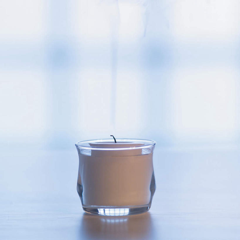 无人,方图,室内,特写,白天,正面,桌子,静物,蜡烛,阴影,朦胧,模糊,反射,影子,一个,香薰,放松,芳香疗法,单个,舒心,舒缓,养颜,减压,烛炬,香薰疗法,彩图,香薰蜡烛