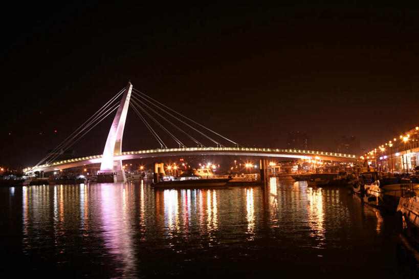 无人,横图,室外,夜晚,正面,旅游,度假,河流,水,标志建筑,大桥,地标,建筑,立交桥,路灯,桥梁,夜景,照明,台湾,中国,亚洲,一排,许多,阴影,波纹,整齐,光线,影子,河水,水流,高架,斜拉桥,桥,灯光,涟漪,娱乐,建设,灯,排列,倒影,水纹,波浪,享受,休闲,旅游胜地,放松,情人桥,照亮,倒映,照明设备,队列,东亚,台北县,港澳台,中华人民共和国,水晕,台湾省,反照,新北,新北市,彩图,淡水区,跨港大桥,台