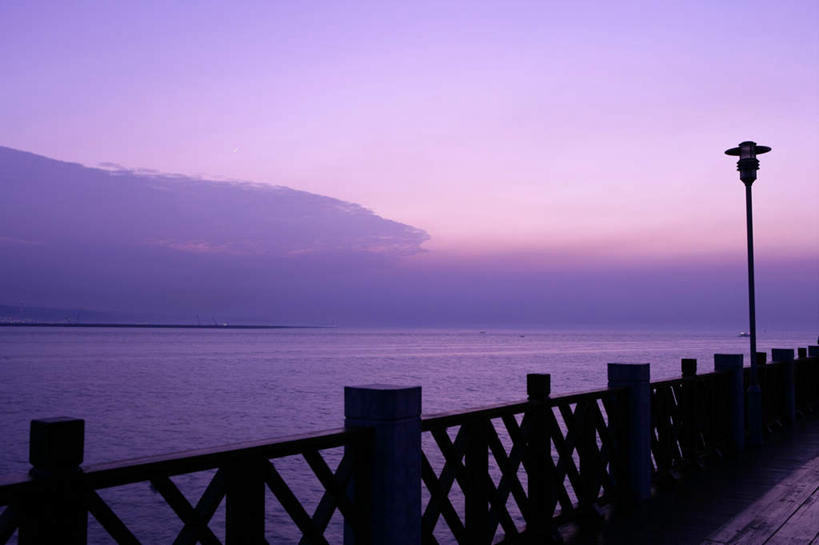 无人,栏杆,横图,室外,白天,正面,旅游,度假,河流,美景,日落,山,山脉,水,地板,路灯,照明,台湾,中国,亚洲,波纹,河水,景观,山峰,水流,晚霞,霞光,落日,围栏,灯光,地面,涟漪,山峦,娱乐,护栏,木地板,灯,倒影,水纹,自然,黄昏,波浪,群山,享受,休闲,景色,彩霞,放松,照亮,倒映,照明设备,自然风光,东亚,台北县,港澳台,中华人民共和国,水晕,台湾省,夕照,反照,新北,新北市,夕阳,彩图,淡水区,淡水渔人码头,斜阳,台