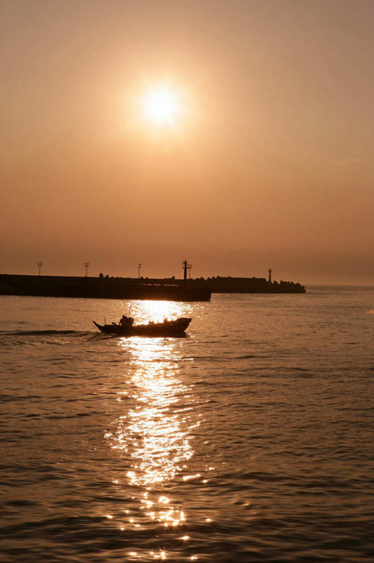 无人,竖图,室外,白天,正面,旅游,度假,河流,美景,日落,水,太阳,轮船,船,台湾,中国,亚洲,阴影,波纹,飞溅,溅,光线,液体,影子,河水,景观,水滴,水流,晚霞,霞光,云,云朵,落日,涟漪,云彩,娱乐,水珠,白云,倒影,水纹,阳光,自然,黄昏,船尾波,交通工具,波浪,享受,休闲,景色,彩霞,放松,倒映,喷洒,自然风光,载具,东亚,台北县,港澳台,中华人民共和国,水晕,台湾省,夕照,反照,新北,新北市,夕阳,彩图,淡水区,淡水渔人码头,斜阳,台