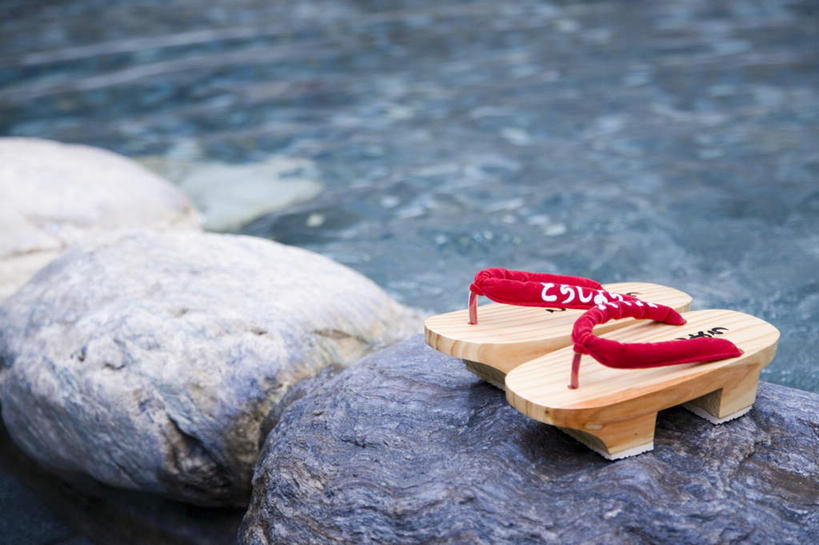 无人,横图,俯视,室外,白天,石头,温泉,雾,鞋子,一双,沸腾,朦胧,模糊,日文,蒸汽,标志,石子,文字,字符,水蒸气,雾气,标识,木屐,红色,温暖,泉水,温和,气体,木鞋,蒸发,日语,地热,石块,岩石,彩图,高角度拍摄,人字拖,人字拖鞋