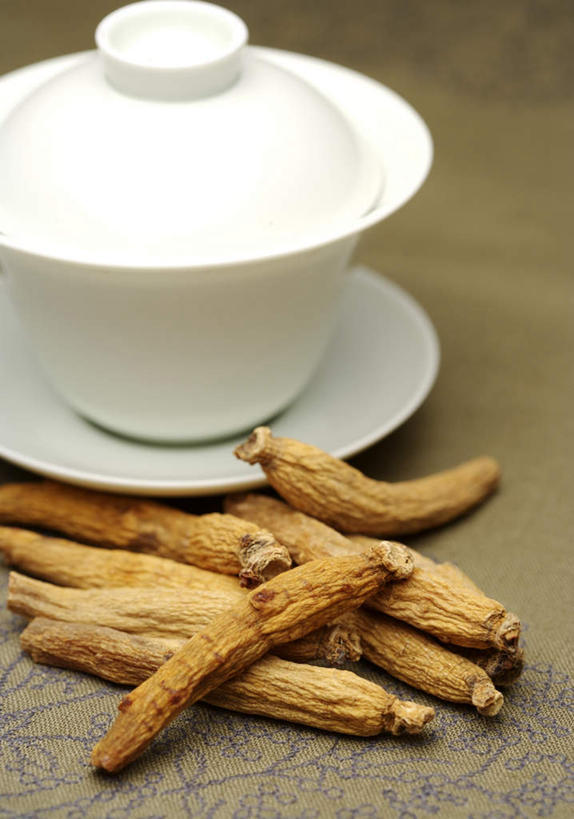 无人,竖图,俯视,室内,特写,白天,幸福,植物,餐桌,茶,桌子,人参,杯子,餐具,许多,阴影,朦胧,模糊,反射,碟子,盘,影子,陶瓷,茶叶,褐色,草药,药草,陶瓷制品,饮品,很多,一杯,娱乐,中药,两个,盘子,水杯,碟,花茶,享受,休闲,温馨,放松,乐趣,保健,养生,摄影,影棚,餐台,花草茶,舒适,药材,高丽参,中草药,中药材,本草,香花茶,香片,熏花茶,百尺杵,海腴,皱面还丹,人衔,别直参,朝鲜参,五加科,茶杯,参,彩图,高角度拍摄,影棚拍摄,拍摄