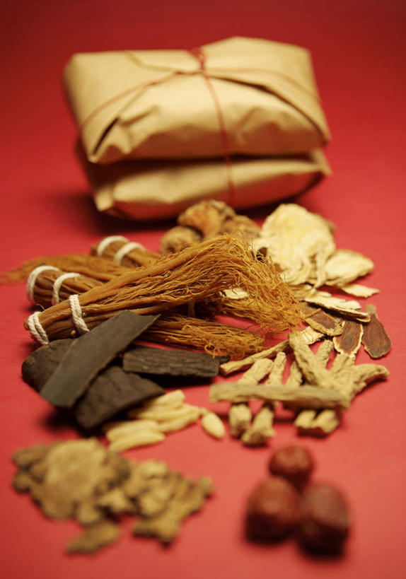 无人,竖图,俯视,室内,特写,白天,植物,餐桌,桌子,当归,人参,袋子,一堆,许多,阴影,堆叠,堆积,红色背景,朦胧,模糊,反射,影子,纸袋,根,草药,药草,很多,中药,容器,摄影,影棚,餐台,储藏,堆,储存,药材,高丽参,中草药,枣椰子,中药材,本草,百尺杵,海腴,皱面还丹,人衔,别直参,朝鲜参,五加科,波斯枣,番枣,海枣,无漏子,椰枣,伊拉克枣,云归,西当归,秦归,岷当归,参,彩图,高角度拍摄,影棚拍摄,拍摄,贮存