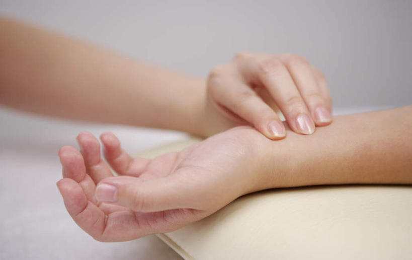 东方人,手,指甲,两个人,医生,病人,横图,室内,特写,白天,白色背景,正面,亚洲,双手,朦胧,模糊,黄种人,医护人员,医疗人员,手部,摄影,影棚,病患,把脉,切脉,评脉,年轻女性,女人,女性,亚洲人,手指甲,大夫,患者,就医者,半身,彩图,影棚拍摄,拍摄