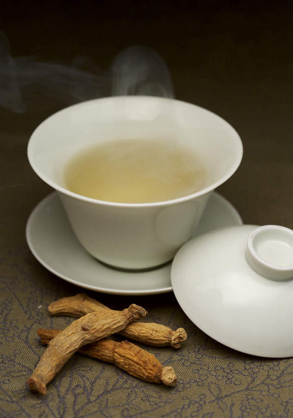 无人,竖图,俯视,室内,特写,白天,幸福,植物,雾,茶,人参,杯子,餐具,沸腾,朦胧,模糊,蒸汽,碟子,盘,陶瓷,茶叶,草药,药草,陶瓷制品,水蒸气,一杯,娱乐,中药,两个,白色,盘子,水杯,碟,享受,休闲,温馨,放松,乐趣,摄影,影棚,提神,舒适,醒脑,药材,高丽参,中草药,中药材,本草,蒸发,百尺杵,海腴,皱面还丹,人衔,别直参,朝鲜参,五加科,茶杯,参,彩图,高角度拍摄,影棚拍摄,拍摄