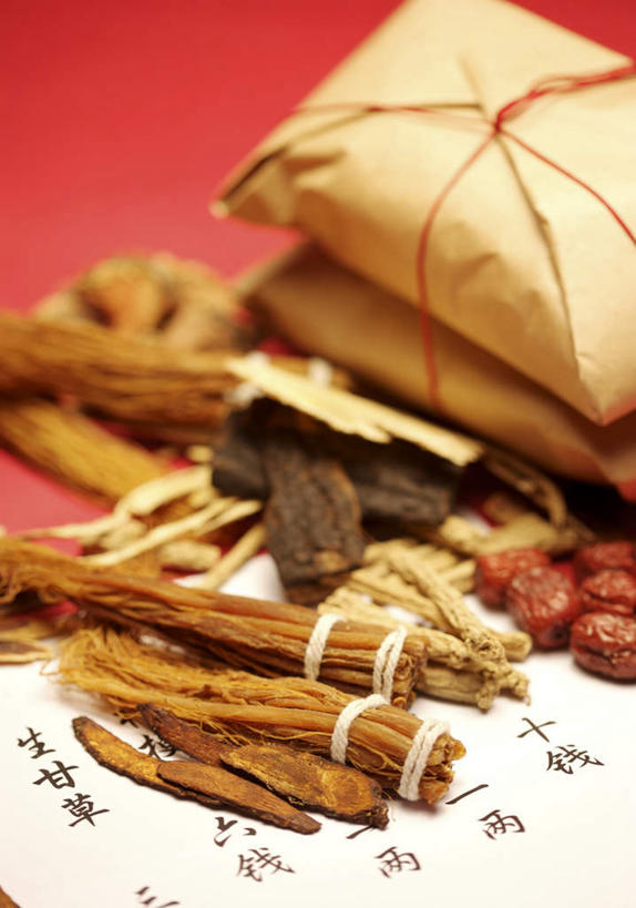 无人,竖图,俯视,室内,特写,白天,植物,餐桌,桌子,当归,人参,袋子,一堆,许多,阴影,堆叠,堆积,红色背景,朦胧,模糊,反射,标志,文字,影子,纸袋,字符,根,草药,药草,很多,标识,中药,容器,汉字,摄影,影棚,餐台,储藏,堆,储存,中文,药材,高丽参,中草药,枣椰子,中药材,本草,国文,华文,百尺杵,海腴,皱面还丹,人衔,别直参,朝鲜参,五加科,波斯枣,番枣,海枣,无漏子,椰枣,伊拉克枣,云归,西当归,秦归,岷当归,参,彩图,高角度拍摄,影棚拍摄,拍摄,贮存