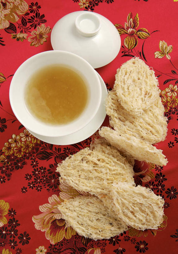 无人,竖图,俯视,室内,特写,白天,幸福,餐桌,茶,桌子,杯子,餐具,阴影,朦胧,模糊,反射,碟子,盘,影子,陶瓷,茶叶,陶瓷制品,一杯,娱乐,两个,白色,盘子,水杯,碟,享受,休闲,温馨,放松,乐趣,摄影,影棚,餐台,提神,舒适,燕窝,醒脑,巢窝,燕菜,燕根,燕蔬菜,茶杯,彩图,高角度拍摄,影棚拍摄,拍摄