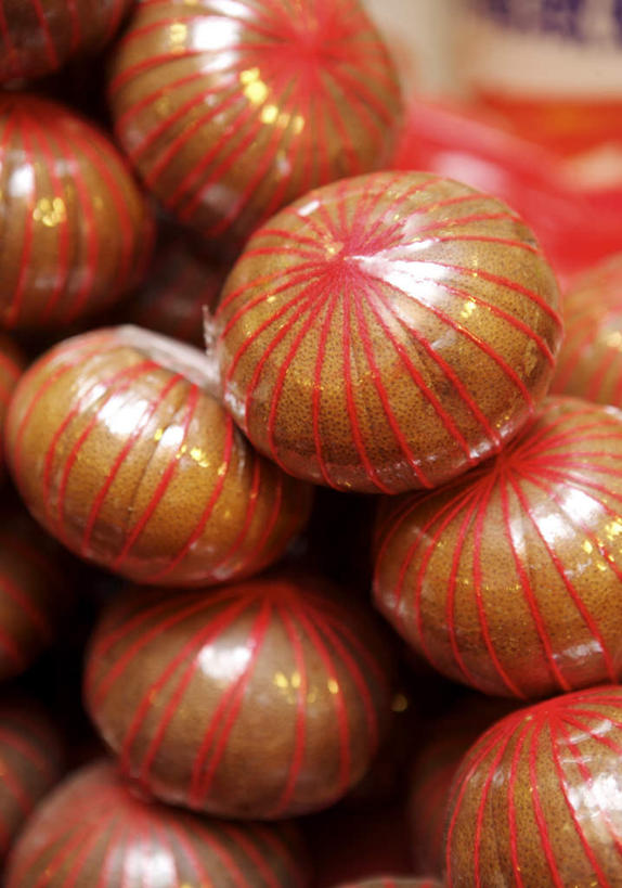 无人,竖图,俯视,室内,特写,白天,植物,餐桌,桌子,一堆,许多,阴影,堆叠,堆积,朦胧,模糊,反射,影子,草药,药草,很多,中药,红色,餐台,堆,药材,中草药,中药材,本草,彩图,高角度拍摄,罗汉果,神仙果