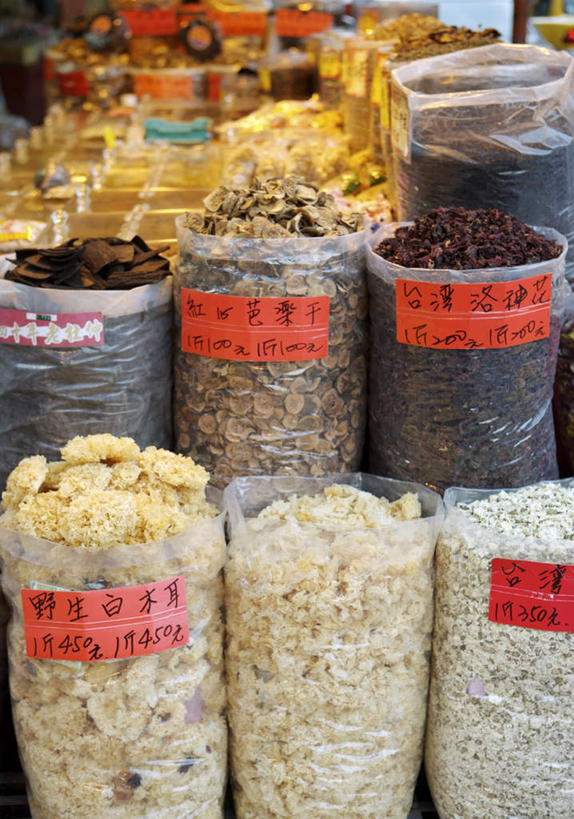 无人,竖图,室外,白天,正面,植物,袋子,一堆,许多,堆叠,堆积,标志,文字,字符,塑料,草药,药草,很多,标识,中药,塑料制品,药店,汉字,堆,中文,药材,中草药,塑封,中药材,本草,国文,华文,彩图,密封袋,塑封袋