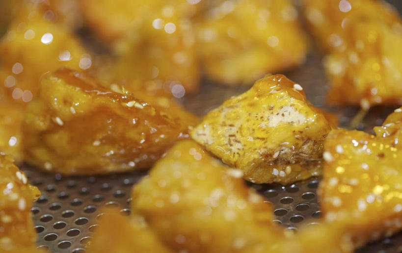 无人,横图,俯视,室外,特写,白天,餐桌,桌子,蔬菜,许多,阴影,朦胧,模糊,新鲜,反射,影子,芋头,油炸,食品,很多,食物,金色,毛芋,毛芋头,芋奶,有机食品,绿色食品,餐台,青芋,芋子,芋艿,彩图,高角度拍摄