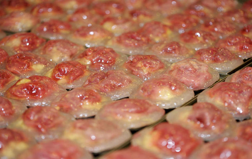 无人,横图,俯视,室外,特写,白天,餐桌,桌子,一排,许多,阴影,朦胧,模糊,整齐,并列,并排,反射,影子,肉,丸子,很多,肉类,肉丸,排列,红色,餐台,队列,平行,肉食,彩图,高角度拍摄