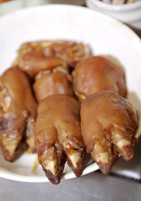 无人,竖图,俯视,室内,特写,白天,餐桌,桌子,许多,阴影,朦胧,模糊,反射,影子,陶瓷,肉,陶瓷制品,很多,猪肉,猪手,猪蹄,猪爪,肉类,一个,容器,碗,摄影,影棚,单个,餐台,储藏,储存,肉食,豚肉,猪脚,彩图,高角度拍摄,影棚拍摄,拍摄,贮存