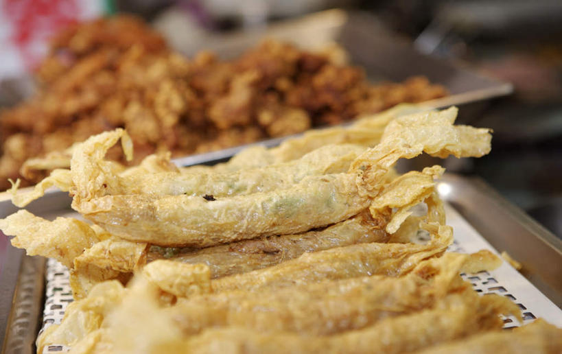 点心,无人,横图,俯视,室外,特写,白天,餐桌,桌子,一排,许多,阴影,朦胧,模糊,整齐,反射,影子,料理,食品,面点,很多,春卷,美食,食物,排列,中式,餐台,堆,队列,薄饼,春饼,彩图,高角度拍摄