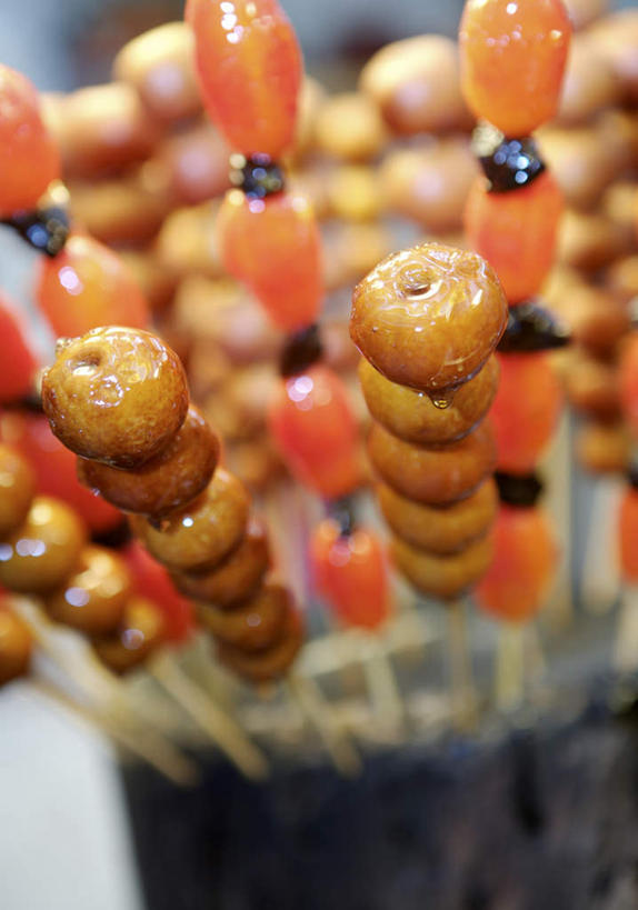 点心,无人,竖图,俯视,室外,特写,白天,梨,蔬菜,西红柿,水果,许多,朦胧,模糊,新鲜,生食,食品,甜点,果实,很多,文化,蔬果,小吃,食物,山楂,中式,香梨,有机食品,绿色食品,糖葫芦,冰糖葫芦,糖球,生梨,番茄,彩图,高角度拍摄,传统文化