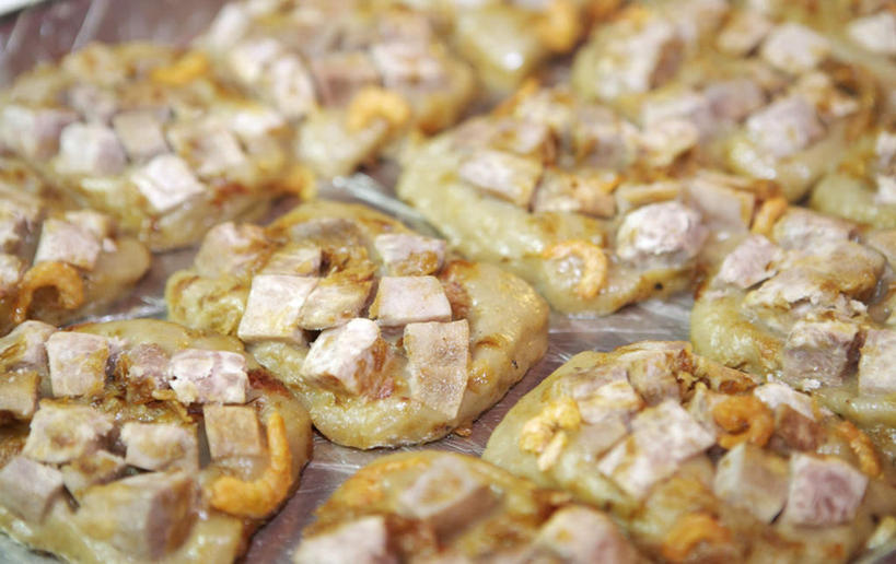 无人,横图,俯视,室外,特写,白天,餐桌,桌子,蔬菜,一堆,许多,阴影,堆叠,堆积,朦胧,模糊,新鲜,反射,影子,芋头,食品,很多,小吃,食物,毛芋,毛芋头,芋奶,有机食品,绿色食品,餐台,堆,青芋,芋子,芋艿,彩图,高角度拍摄