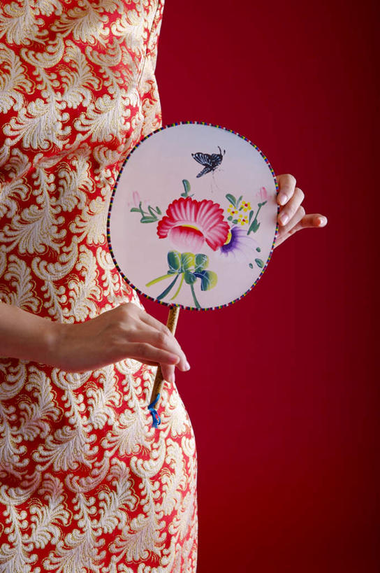 东方人,手,一个人,站,竖图,室内,特写,白天,正面,民族服装,亚洲,双手,仅一个年轻女性,仅一个女性,仅一个人,一把,握,红色背景,花纹,旗袍,装饰,扇子,清凉,拿,拿着,黄种人,凉爽,文化,站着,手部,握着,摄影,影棚,华丽,修饰,点缀,中国文化,衬托,美观,雅致,雅观,年轻女性,女人,女性,亚洲人,站立,半身,彩图,影棚拍摄,传统服装,民俗服,拍摄,宫扇,纨扇,圆扇,传统文化