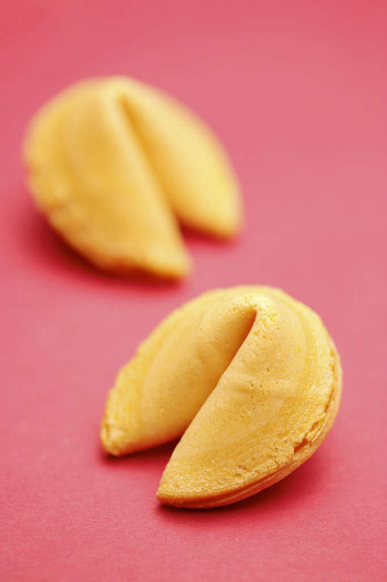 点心,无人,竖图,俯视,室内,特写,白天,餐桌,桌子,阴影,红色背景,反射,影子,食品,甜点,甜品,祝福,食物,糕点,两个,甜食,摄影,影棚,餐台,吉祥,祝愿,签语饼,幸运饼,吉利,祥瑞,彩图,高角度拍摄,影棚拍摄,拍摄