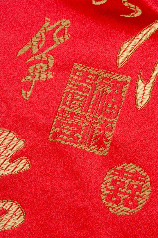 无人,竖图,室内,特写,白天,正面,静物,花纹,标志,布,布料,图案,文字,字符,布纹,标识,一匹,红色,金色,汉字,摄影,影棚,布匹,中文,国文,华文,织锦,彩图,影棚拍摄,拍摄,锦缎,染织,丝织物,织锦缎