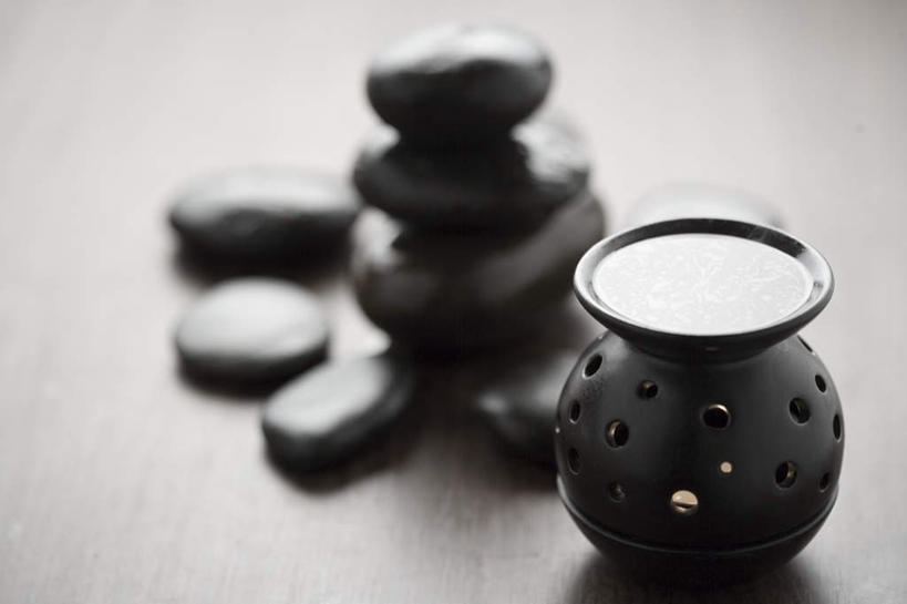 无人,横图,俯视,室内,特写,白天,石头,静物,朦胧,模糊,石子,黑色,精油,香薰,鹅卵石,放松,芳香疗法,舒心,舒缓,按摩石,香薰精油,熏香炉,养颜,减压,香薰疗法,植物精油,石块,彩图,高角度拍摄,精油炉,香精炉,香熏炉,香薰炉