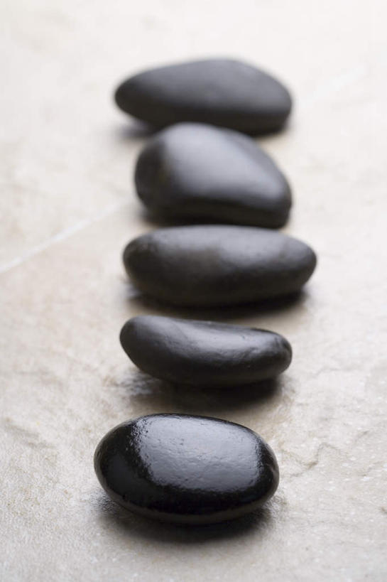无人,竖图,俯视,室内,特写,白天,石头,静物,一排,阴影,朦胧,模糊,整齐,反射,石子,影子,排列,黑色,鹅卵石,摄影,影棚,队列,按摩石,五块,石块,彩图,高角度拍摄,影棚拍摄,拍摄