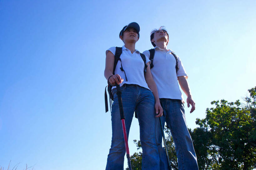 东方人,两个人,站,攀登,横图,室外,白天,仰视,爱情,锻炼,旅游,度假,探险,运动,攀岩,植物,帽子,亚洲,握,阴影,服装,裤子,光线,包,工具,器材,影子,浪漫,拿,旅行包,拿着,注视,牛仔裤,休闲装,黄种人,娱乐,极限运动,运动帽,树,树木,衣服,蓝色,绿色,蓝天,天空,阳光,自然,背包,天,观察,看,站着,享受,休闲,温暖,温馨,休闲服,器械,爬,鸭舌帽,恩爱,放松,握着,恋人,服饰,生长,晴朗,成长,拐杖,观看,和睦,察看,关注,室外运动,户外运动,万里无云,登山杖,辅助设备,旅游包,登山棍,冒险,体育,男人,男性,年轻男性,年轻女性,女人,女性,亚洲人,情侣,晴空,晴空万里,登山,爬山,攀爬,站立,彩图,低角度拍摄,全身,健身,伴侣,融洽,双肩包