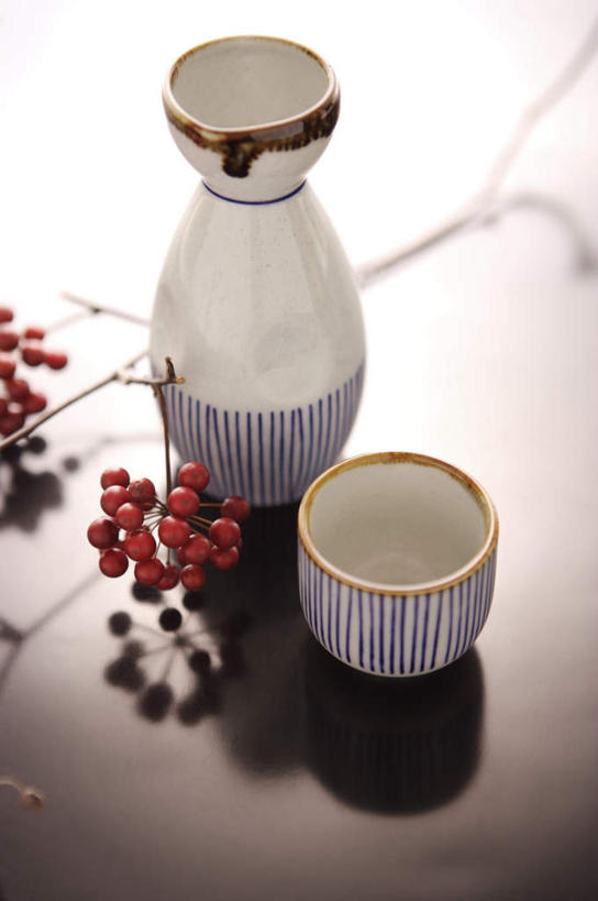 清酒,无人,竖图,俯视,室内,特写,白天,桌面,桌子,杯子,阴影,反射,木制,影子,陶瓷,陶瓷制品,酒类,酒,酒瓶,饮料,一个,木制品,瓶子,单个,彩图,高角度拍摄,清酒瓶