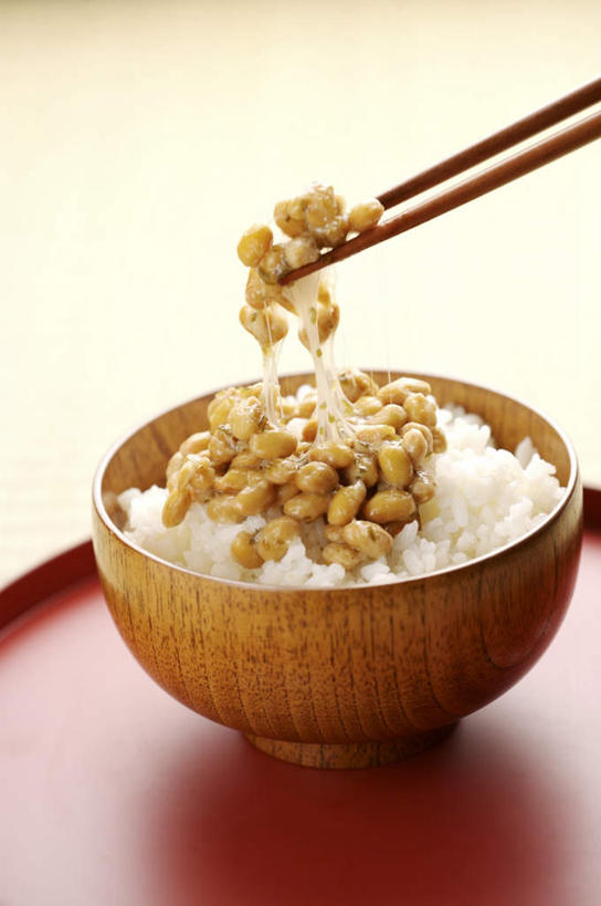 无人,竖图,俯视,室内,特写,白天,筷子,大豆,蔬菜,餐具,新鲜,碟子,盘,陶瓷,谷类,谷物,食品,陶瓷制品,米,文化,传统,大米,饮食,食物,一个,盘子,容器,碟,碗,健康,有机食品,绿色食品,单个,储藏,礼节,纳豆,豆制品,储存,礼仪,发酵,酱豆,进餐用具,彩图,高角度拍摄,贮存