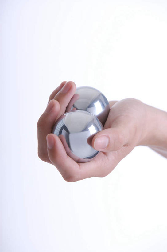 东方人,手,一个人,竖图,室内,特写,白天,白色背景,正面,金属制品,亚洲,仅一个年轻女性,仅一个女性,仅一个人,握,金属,拿,拿着,黄种人,两个,保健球,手部,健身球,握着,摄影,影棚,单手,康复球,老年健身球,年轻女性,女人,女性,亚洲人,半身,彩图,影棚拍摄,拍摄