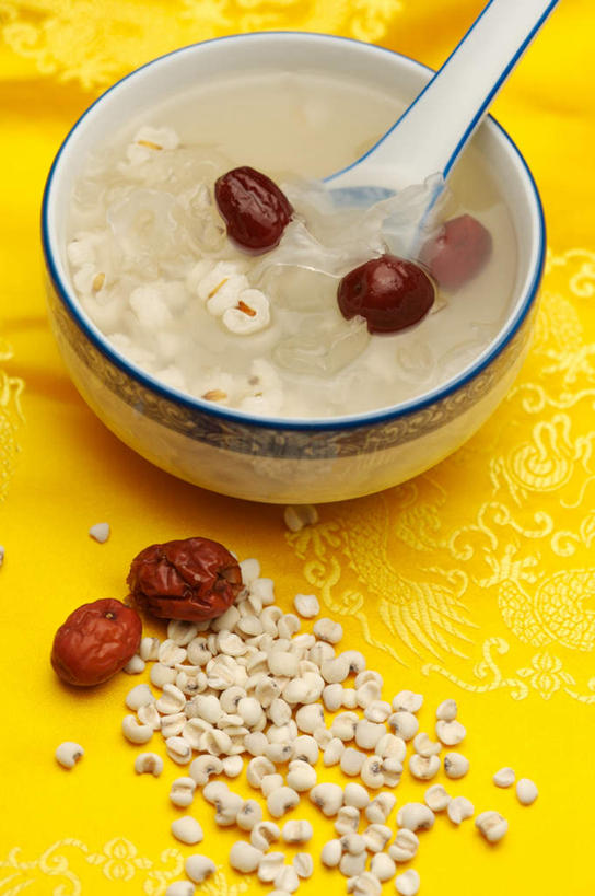 无人,竖图,俯视,室内,特写,白天,烹饪,中餐,桌面,桌子,蔬菜,阴影,新鲜,反射,木制,影子,勺子,陶瓷,菌菇,莲子,汤,料理,食品,陶瓷制品,菌类,木耳,菜肴,美食,食物,一个,黄色,木制品,容器,调羹,汤匙,碗,中式,食用菌,摄影,佳肴,有机食品,绿色食品,影棚,单个,储藏,白木耳,银耳,储存,枣椰子,莲米,莲肉,莲实,雪耳,波斯枣,番枣,海枣,无漏子,椰枣,伊拉克枣,白耳,彩图,高角度拍摄,影棚拍摄,拍摄,贮存