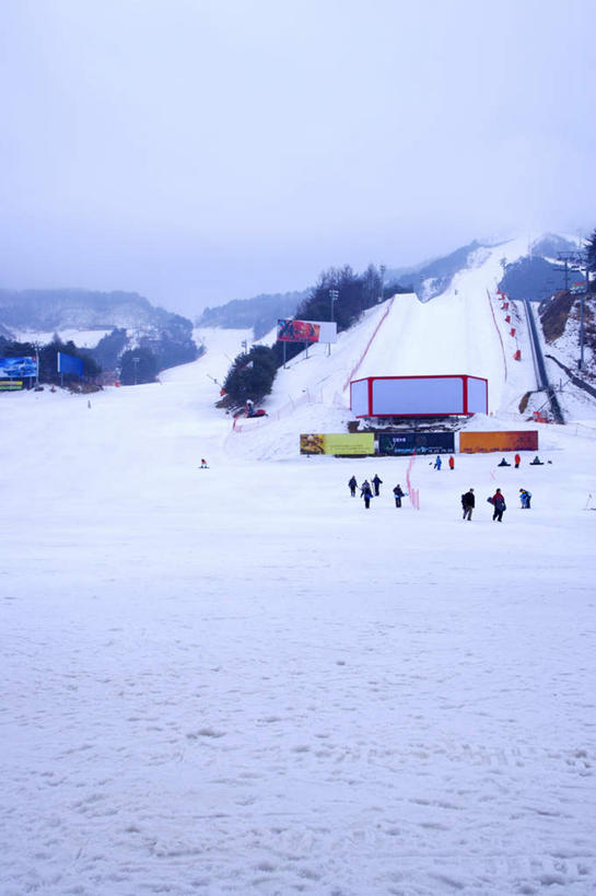 东方人,站,竖图,室外,白天,正面,旅游,度假,美景,森林,山,树林,雪,雪山,植物,大雪,朝鲜,韩国,亚洲,行人,游客,游人,阴影,服装,光线,影子,冰,积雪,景观,山峰,雪景,冬季,冬天,山峦,许多人,注视,黄种人,娱乐,路人,旅客,树,树木,衣服,蓝色,绿色,蓝天,天空,阳光,自然,天,观察,看,站着,一群人,享受,休闲,温暖,景色,放松,寒冷,服饰,生长,晴朗,成长,观看,保暖,察看,冰冷,御寒,关注,自然风光,滑雪服,东亚,万里无云,严寒,冰凉,酷寒,凛冽,凛凛,极冷,大韩民国,朝鲜半岛,朝鲜民主主义人民共和国,过客,竞技服,旅游服,韩半岛,冬装,男人,男性,年轻男性,年轻女性,女人,女性,亚洲人,晴空,晴空万里,站立,彩图,全身