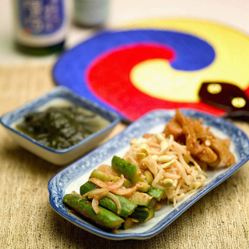 无人,方图,俯视,室内,特写,白天,烹饪,桌面,桌子,黄瓜,蔬菜,餐具,一把,阴影,朦胧,模糊,新鲜,反射,木制,碟子,盘,扇子,影子,料理,食品,韩式,清凉,凉爽,文化,菜肴,美食,玻璃制品,酒瓶,食物,两个,一个,黄色,红色,蓝色,盘子,玻璃瓶,木制品,瓶子,碟,佳肴,有机食品,绿色食品,单个,韩国料理,韩国菜,韩式料理,青瓜,胡瓜,彩图,高角度拍摄,宫扇,纨扇,圆扇,传统文化