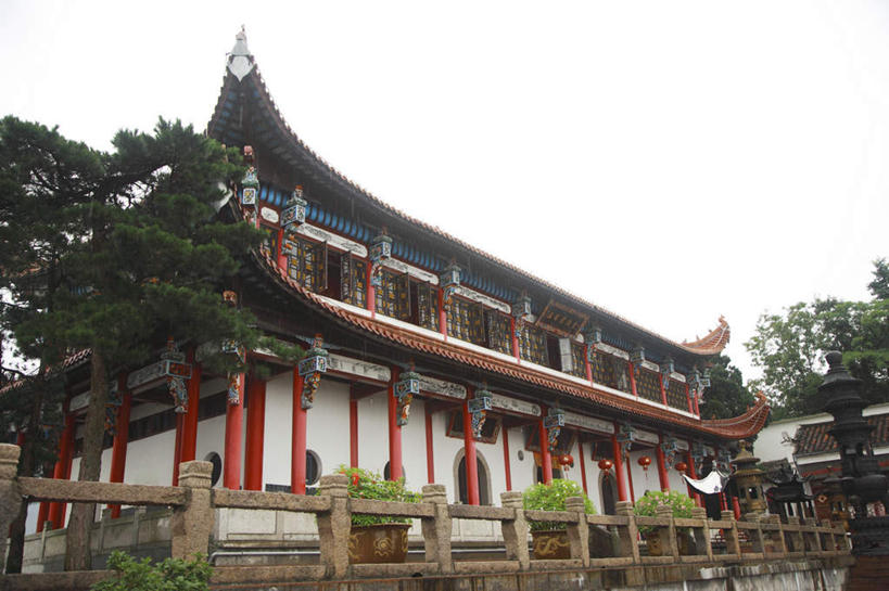 无人,寺庙,横图,室外,白天,仰视,旅游,度假,植物,标志建筑,地标,建筑,九华山,中国,亚洲,节日,文化,娱乐,建设,树,树木,绿色,天空,自然,庙宇,天,祈祷,享受,休闲,健康,旅游胜地,放松,许愿,宗教,佛教,信仰,生长,晴朗,成长,纪念,祈求,东亚,安徽,安徽省,万里无云,中华人民共和国,华东地区,皖,池州,池州市,释教,平安,晴空,晴空万里,彩图,低角度拍摄,庙,寺,九子山,陵阳山,青阳县