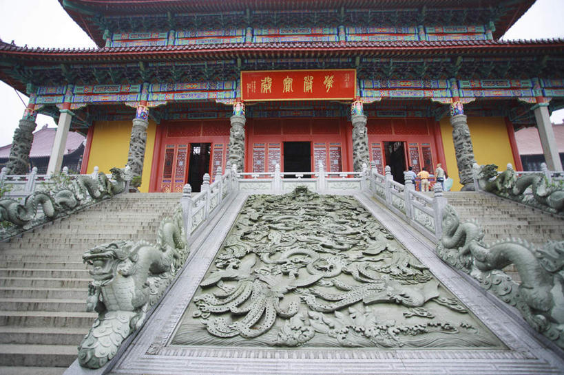 无人,寺庙,栏杆,横图,室外,白天,仰视,旅游,度假,成功,名胜古迹,楼梯,标志建筑,地标,建筑,雕塑,九华山,中国,亚洲,节日,遗迹,艺术,装饰,龙,标志,雕刻,扶手,牌匾,文字,字符,阶梯,古迹,文化,文物,娱乐,标识,建设,古建筑,护栏,石雕,台阶,工艺品,庙宇,祈祷,享受,休闲,健康,汉字,旅游胜地,放松,许愿,宗教,佛教,信仰,纪念,祈求,美术,高贵,中文,主题,图腾,传说,陈列,古文明,东亚,安徽,安徽省,中华人民共和国,华东地区,功能,美学,国文,华文,祥瑞,皖,灵兽,权势,尊荣,池州,池州市,释教,平安,幸运,彩图,低角度拍摄,庙,寺,九子山,陵阳山