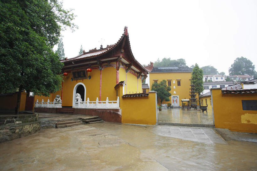 无人,寺庙,横图,室外,白天,正面,旅游,度假,名胜古迹,植物,雾,标志建筑,地标,建筑,九华山,中国,亚洲,节日,朦胧,模糊,遗迹,古迹,文化,文物,娱乐,建设,古建筑,树,树木,绿色,自然,庙宇,祈祷,享受,休闲,健康,旅游胜地,放松,许愿,宗教,佛教,信仰,生长,成长,纪念,祈求,迷雾,古文明,东亚,安徽,安徽省,中华人民共和国,华东地区,皖,池州,池州市,释教,平安,大雾,彩图,庙,寺,九子山,陵阳山,青阳县