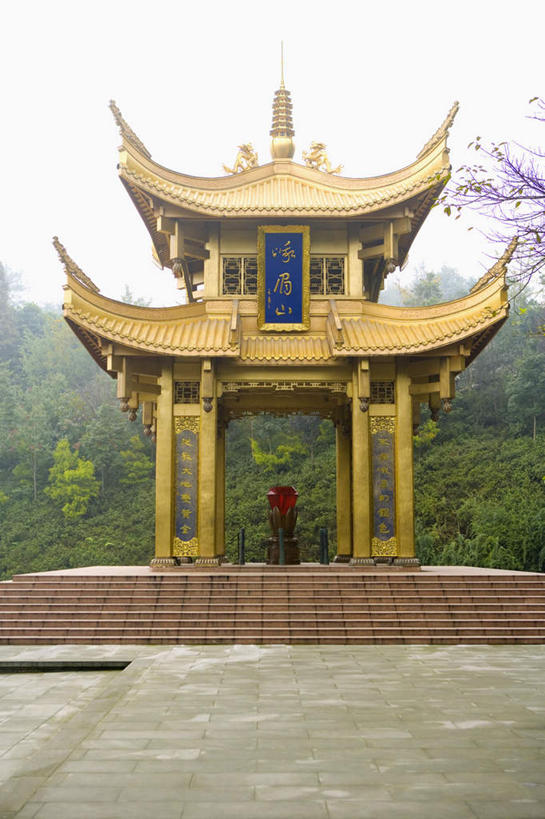 无人,竖图,室外,白天,仰视,旅游,度假,植物,标志建筑,地标,建筑,雕塑,峨眉山,中国,亚洲,艺术,装饰,标志,雕刻,牌匾,文字,字符,建筑群,文化,娱乐,标识,建设,树,树木,绿色,自然,工艺品,凉亭,享受,休闲,汉字,旅游胜地,放松,四川省,生长,成长,纪念,美术,中文,主题,陈列,东亚,四川,中华人民共和国,西南地区,功能,美学,国文,华文,川,彩图,低角度拍摄,峨眉,峨眉山市