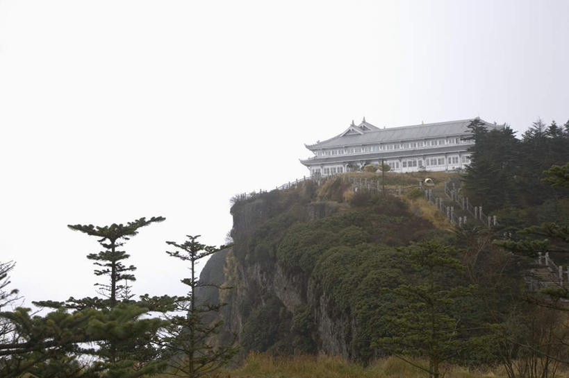 无人,寺庙,横图,室外,白天,正面,旅游,度假,名胜古迹,山,山脉,树林,植物,雾,标志建筑,地标,建筑,峨眉山,中国,亚洲,节日,朦胧,模糊,遗迹,山峰,山峦,古迹,文化,文物,娱乐,建设,古建筑,树,树木,绿色,自然,庙宇,群山,祈祷,享受,休闲,健康,旅游胜地,放松,许愿,宗教,佛教,信仰,四川省,生长,成长,纪念,祈求,迷雾,古文明,东亚,四川,中华人民共和国,西南地区,川,释教,平安,大雾,彩图,庙,寺,峨眉,峨眉山市,尼姑庵,卧云庵