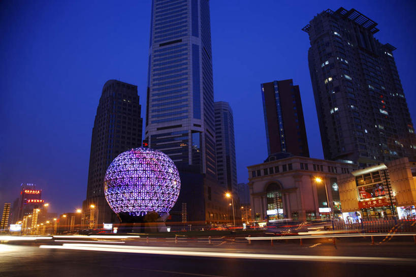 无人,高楼大厦,横图,室外,夜晚,长时间曝光,仰视,度假,美景,城市风光,城市,大厦,道路,建筑,路,路灯,摩天大楼,夜景,公路,照明,中国,亚洲,阴影,光线,影子,景观,灯光,分界线,停车线,交通,娱乐,灯,享受,休闲,景色,放松,车行道,车行道分界线,照亮,照明设备,标线,曝光,东亚,车行线,辽宁,辽宁省,沈阳,中华人民共和国,省会,沈阳市,辽,东北地区,马路,彩图,低角度拍摄,大楼,高层建筑,高楼,摩天楼