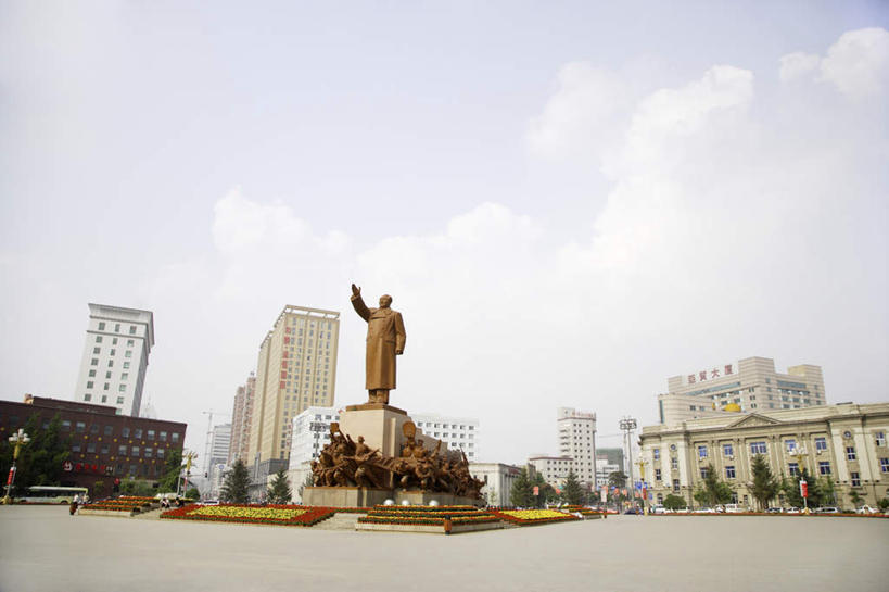 东方人,一个人,无人,高楼大厦,站,举,横图,室外,白天,正面,民族服装,度假,草地,草坪,美景,植物,城市风光,城市,大厦,建筑,摩天大楼,雕塑,中国,亚洲,仅一个男性,仅一个人,仅一个中年男性,艺术,装饰,毛泽东,雕刻,雕像,景观,注视,黄种人,娱乐,草,树,树木,绿色,自然,工艺品,观察,看,托,站着,享受,休闲,景色,放松,主席,生长,成长,观看,纪念,美术,察看,领导,关注,主题,陈列,毛主席,东亚,辽宁,辽宁省,中山广场,沈阳,中华人民共和国,省会,功能,美学,沈阳市,辽,东北地区,二十八画生,润之,诗人,石三伢子,咏芝,革命家,理论家,首脑,战略家,男人,男性,中年男性,亚洲人,举起,举手,举着,向上举,向上伸,向上托,站立,彩图,传统服装,民俗服,大楼,高层建筑,高楼,摩天楼