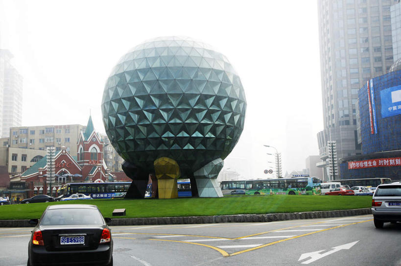 无人,高楼大厦,横图,室外,白天,仰视,度假,草地,草坪,美景,植物,城市风光,城市,大厦,道路,建筑,路,摩天大楼,公路,汽车,雕塑,大连,中国,亚洲,艺术,装饰,雕刻,雕像,景观,交通,娱乐,车,草,绿色,工艺品,交通工具,轿车,享受,休闲,景色,放松,纪念,美术,载具,主题,陈列,东亚,辽宁,辽宁省,大连市,中华人民共和国,功能,美学,辽,东北地区,马路,彩图,低角度拍摄,大楼,高层建筑,高楼,摩天楼