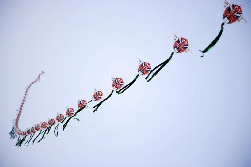 无人,横图,室外,特写,白天,仰视,一排,阴影,整齐,光线,面具,影子,文化,排列,一个,蓝色,蓝天,天空,阳光,脸谱,风筝,天,放风筝,晴朗,单个,纸鸢,队列,中国文化,京剧,放鹞子,鹞,鹞子,鸢,木鸢,戏曲,国粹,万里无云,晴空,晴空万里,彩图,低角度拍摄,国剧,京戏,平剧,中国戏曲,京剧脸谱,传统文化