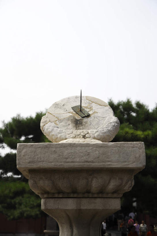 无人,竖图,室外,白天,仰视,旅游,度假,名胜古迹,植物,标志建筑,地标,建筑,中国,亚洲,遗迹,时间,计时,古迹,文物,娱乐,建设,古建筑,树,树木,绿色,自然,享受,休闲,旅游胜地,放松,生长,成长,准确,精准,日晷,古文明,东亚,辽宁,辽宁省,沈阳,中华人民共和国,省会,沈阳市,辽,东北地区,日规,彩图,低角度拍摄