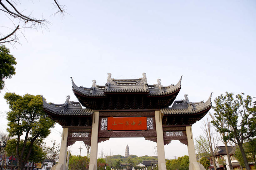 无人,横图,室外,白天,仰视,旅游,度假,名胜古迹,植物,标志建筑,地标,建筑,雕塑,中国,亚洲,阴影,遗迹,艺术,装饰,光线,标志,雕刻,牌匾,文字,影子,字符,古迹,文化,文物,娱乐,标识,建设,古建筑,江苏,苏州,树,树木,蓝色,绿色,蓝天,天空,阳光,自然,工艺品,天,享受,休闲,汉字,旅游胜地,放松,生长,晴朗,成长,纪念,美术,中文,主题,陈列,古文明,东亚,江苏省,苏州市,虎丘,虎丘塔,万里无云,中华人民共和国,华东地区,苏,功能,美学,国文,华文,云岩寺,云岩寺塔,虎丘山,晴空,晴空万里,彩图,低角度拍摄