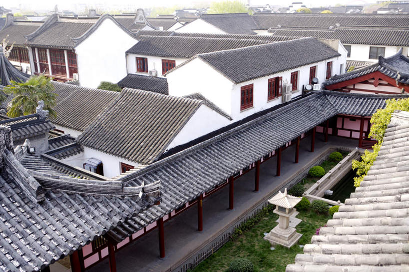 无人,寺庙,横图,俯视,室外,白天,旅游,度假,草地,草坪,名胜古迹,植物,标志建筑,地标,建筑,照明,中国,亚洲,节日,遗迹,建筑群,灯光,古迹,文化,文物,娱乐,建设,古建筑,江苏,苏州,灯,草,树,树木,绿色,自然,灯具,庙宇,祈祷,享受,休闲,健康,旅游胜地,放松,许愿,宗教,佛教,信仰,生长,成长,纪念,祈求,照亮,照明设备,古文明,东亚,江苏省,苏州市,寒山寺,中华人民共和国,华东地区,苏,释教,古城区,枫桥镇,金阊区,平安,彩图,高角度拍摄,庙,寺,石灯