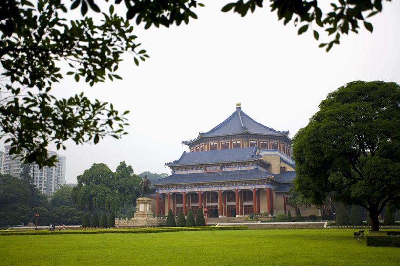 无人,横图,室外,白天,正面,旅游,度假,草地,草坪,名胜古迹,植物,标志建筑,地标,建筑,中国,亚洲,阴影,遗迹,光线,影子,古迹,文物,娱乐,建设,古建筑,草,树,树木,蓝色,绿色,蓝天,天空,阳光,自然,天,享受,休闲,旅游胜地,放松,生长,晴朗,成长,纪念堂,古文明,东亚,广东,广东省,万里无云,中华人民共和国,华南地区,粤,中山,中山市,晴空,晴空万里,彩图,孙中山纪念堂